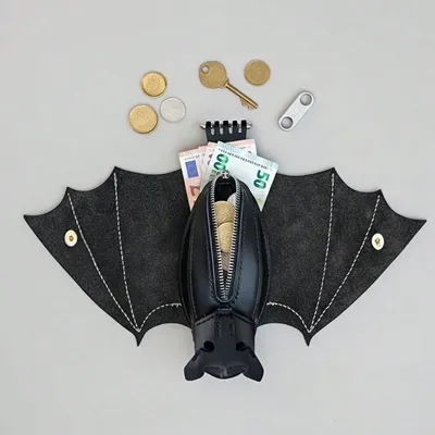 ROMWE 1 pieza Monedero de cuero con diseño de murciélago, billetera plegable hecha a mano con alas de murciélago, bolsa gótica realista de murciélago invertido con bolsillo con cremallera y llavero