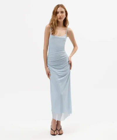 vestido midi alça fina de tule com renda franzido azul