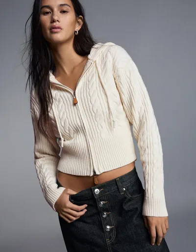 Cardigan con cappuccio in maglia a trecce