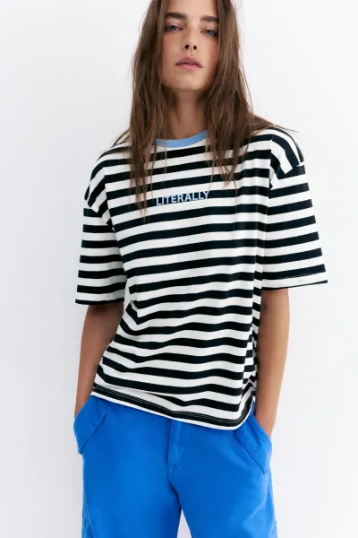 Playera oversize rayas texto